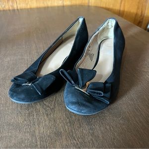 Darby 1.25" Slip On Heel Shoe Black With Bow Accent Women's Size 7